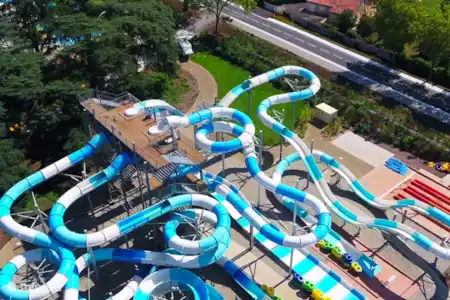 Parc aquatique avec toboggans