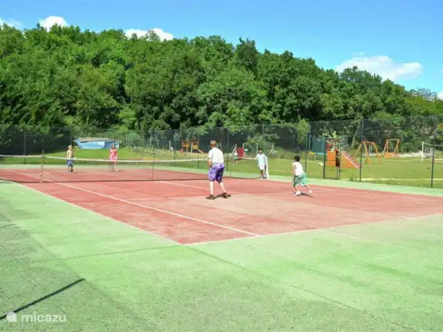 Location de Vacances France, Lot, Mauroux, chalet - Chalet Il Mondo court de tennis
