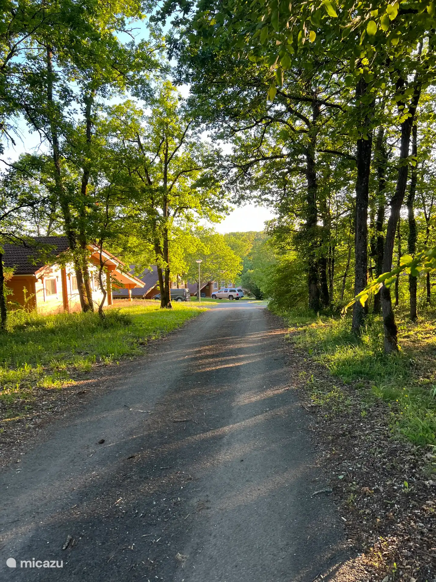 Schöner Weg zwischen den Chalets
