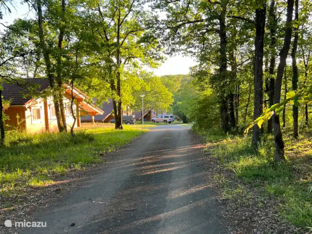 Location de Vacances France, Lot, Mauroux, chalet - Chalet Il Mondo Joli chemin entre les chalets