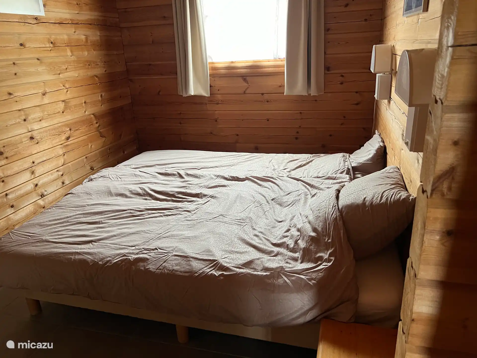 Schlafzimmer mit 2 Betten