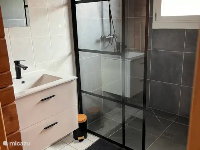 Location de Vacances France, Lot, Mauroux, chalet - Chalet Il Mondo salle de Bains
