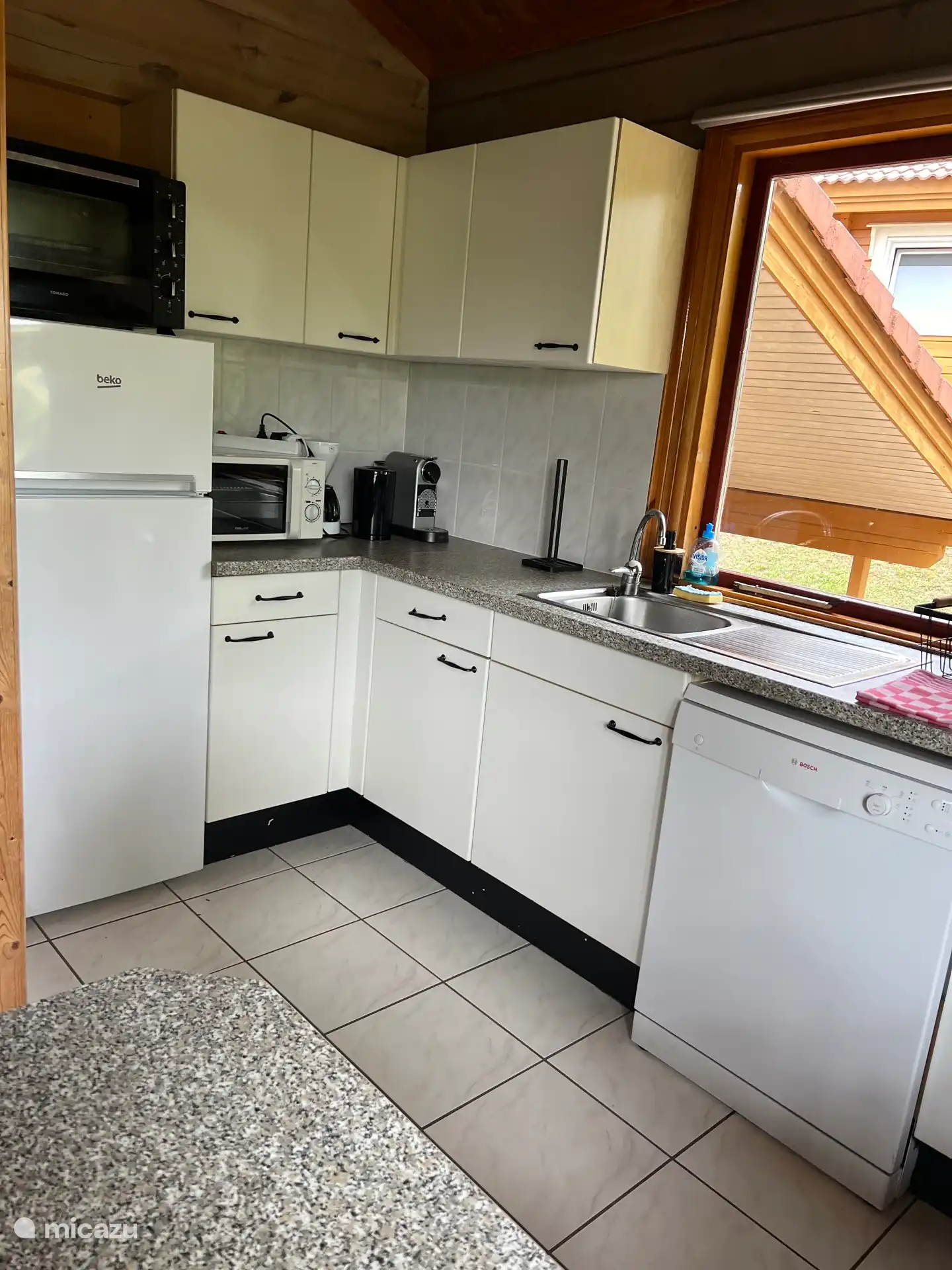 Küche mit Backofen, Mikrowelle und Geschirrspüler vorhanden