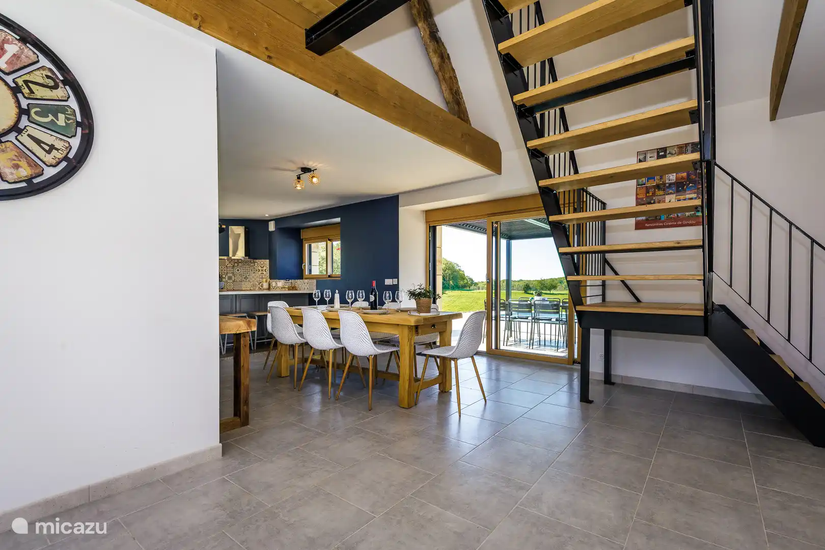 La escalera y el comedor