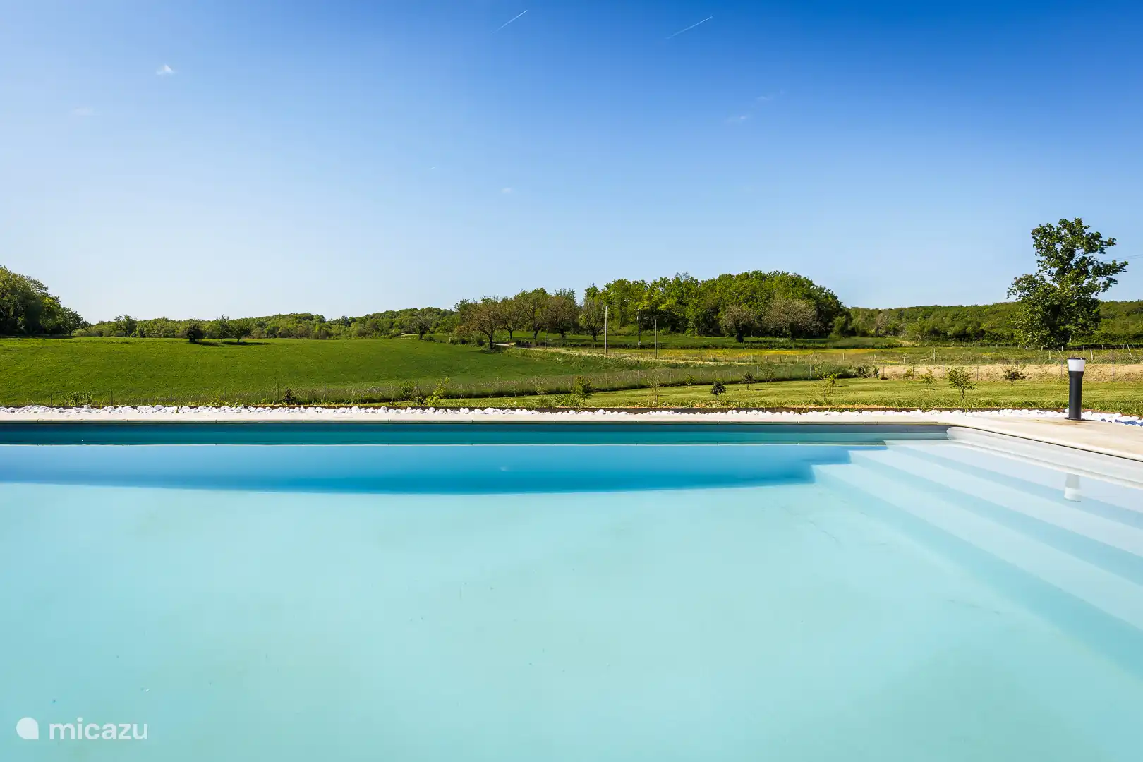 Piscina con vistas a la pradera