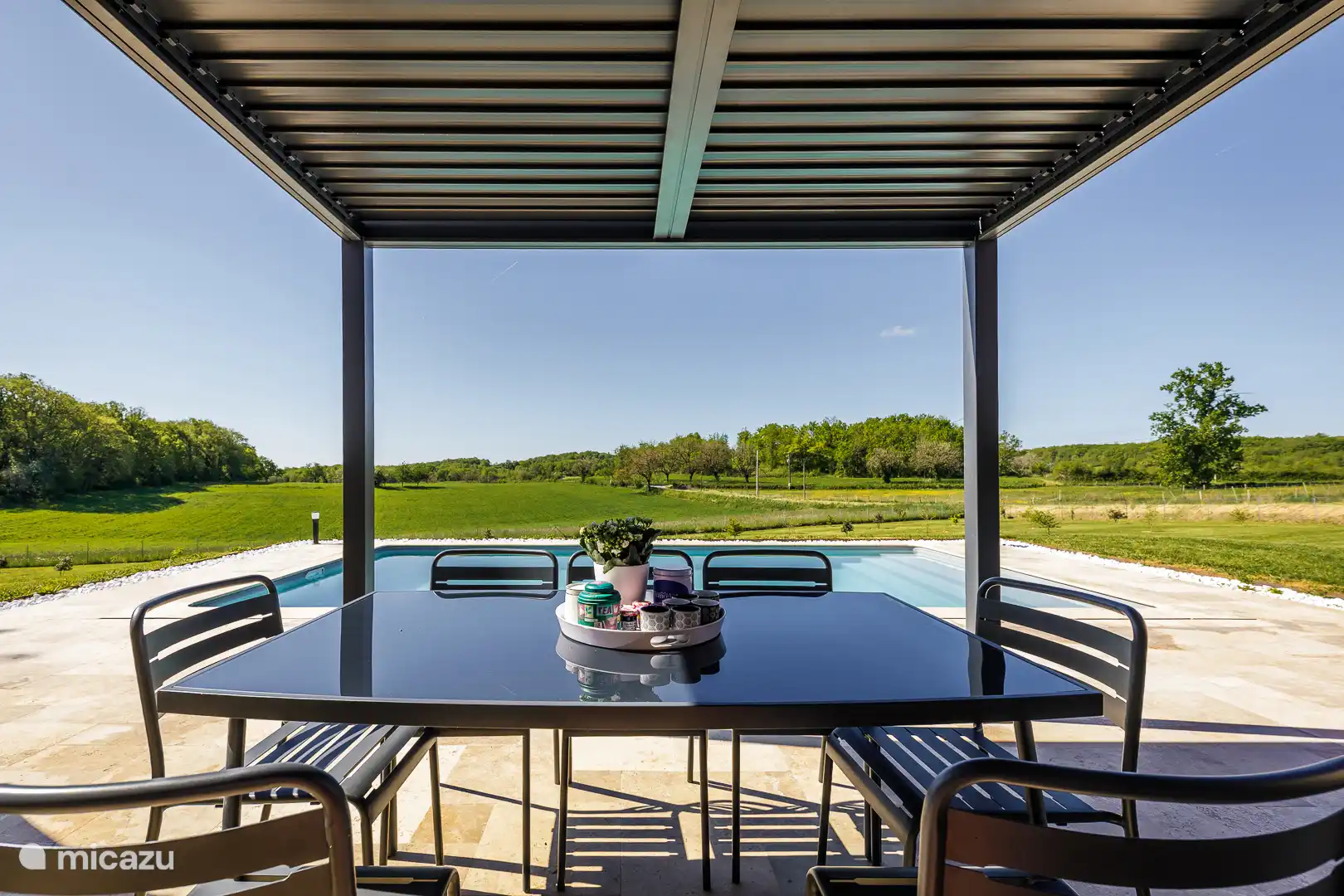 Desde la terraza una hermosa vista sobre el prado