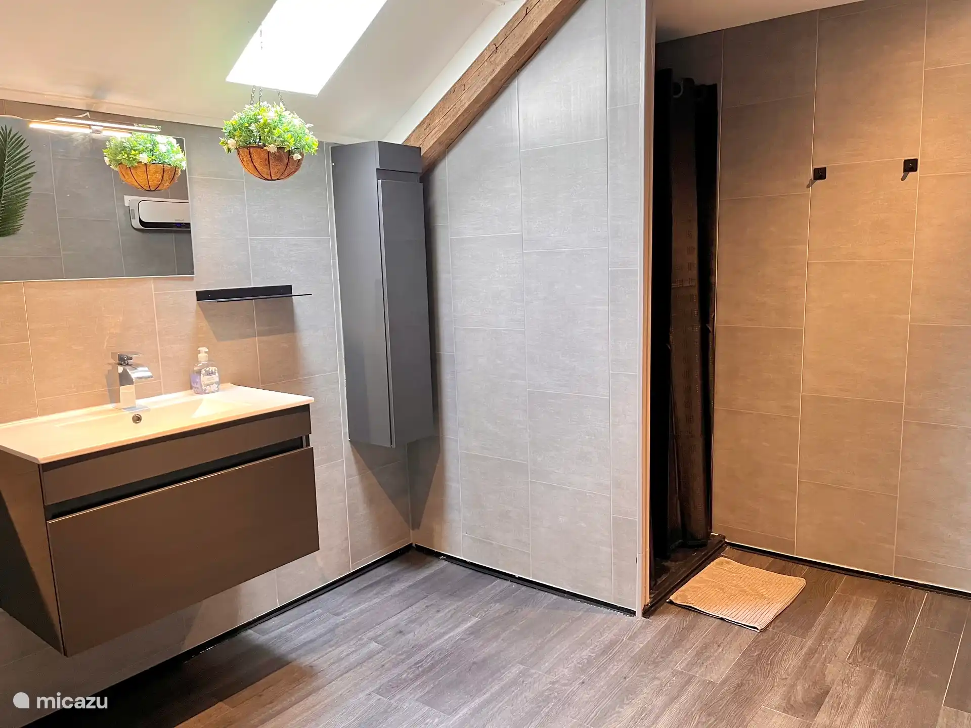 Salle de bain spacieuse au rez-de-chaussée avec douche à l’italienne / pluie, lavabo, sèche-cheveux et armoire à colonnes.