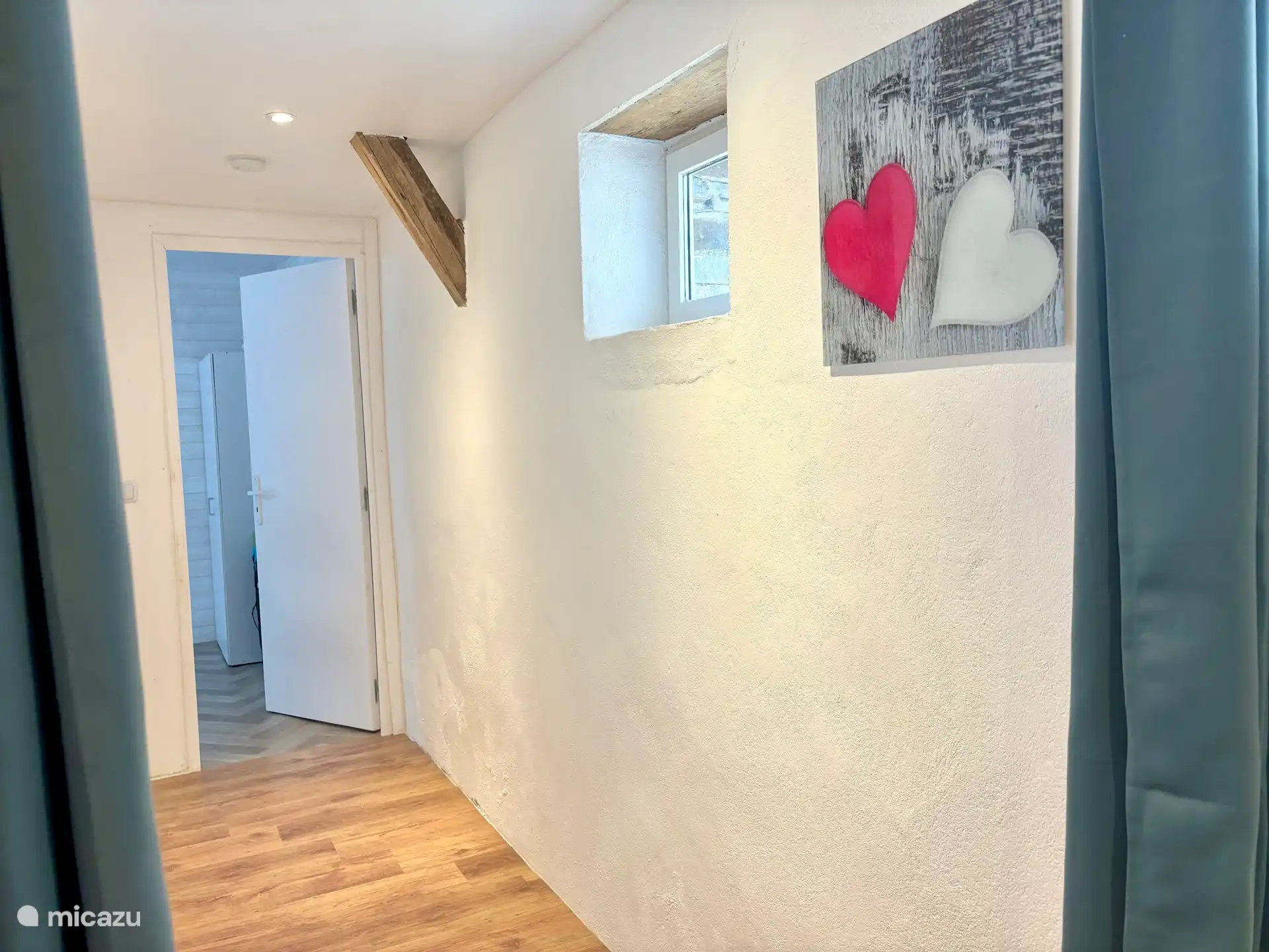 Couloir menant à la chambre au rez-de-chaussée.