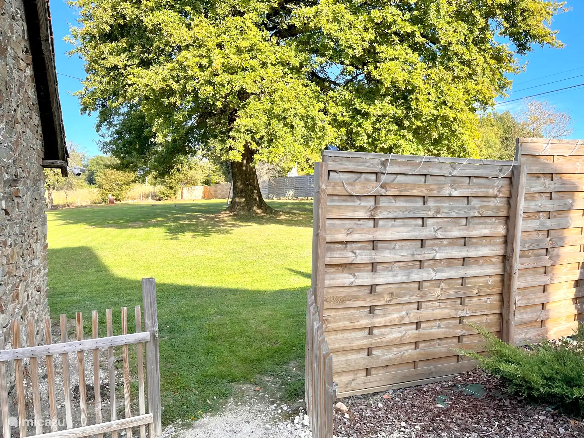 La Maison CouCou II a une connexion directe avec le jardin général avec la piscine clôturée et notre fier chêne.