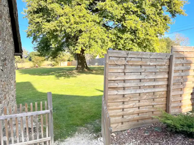 Maison CouCou 2 | France, Dordogne, Jumilhac-le-Grand - gîte / cottage La Maison CouCou II a une connexion directe avec le jardin général avec la piscine clôturée et notre fier chêne.