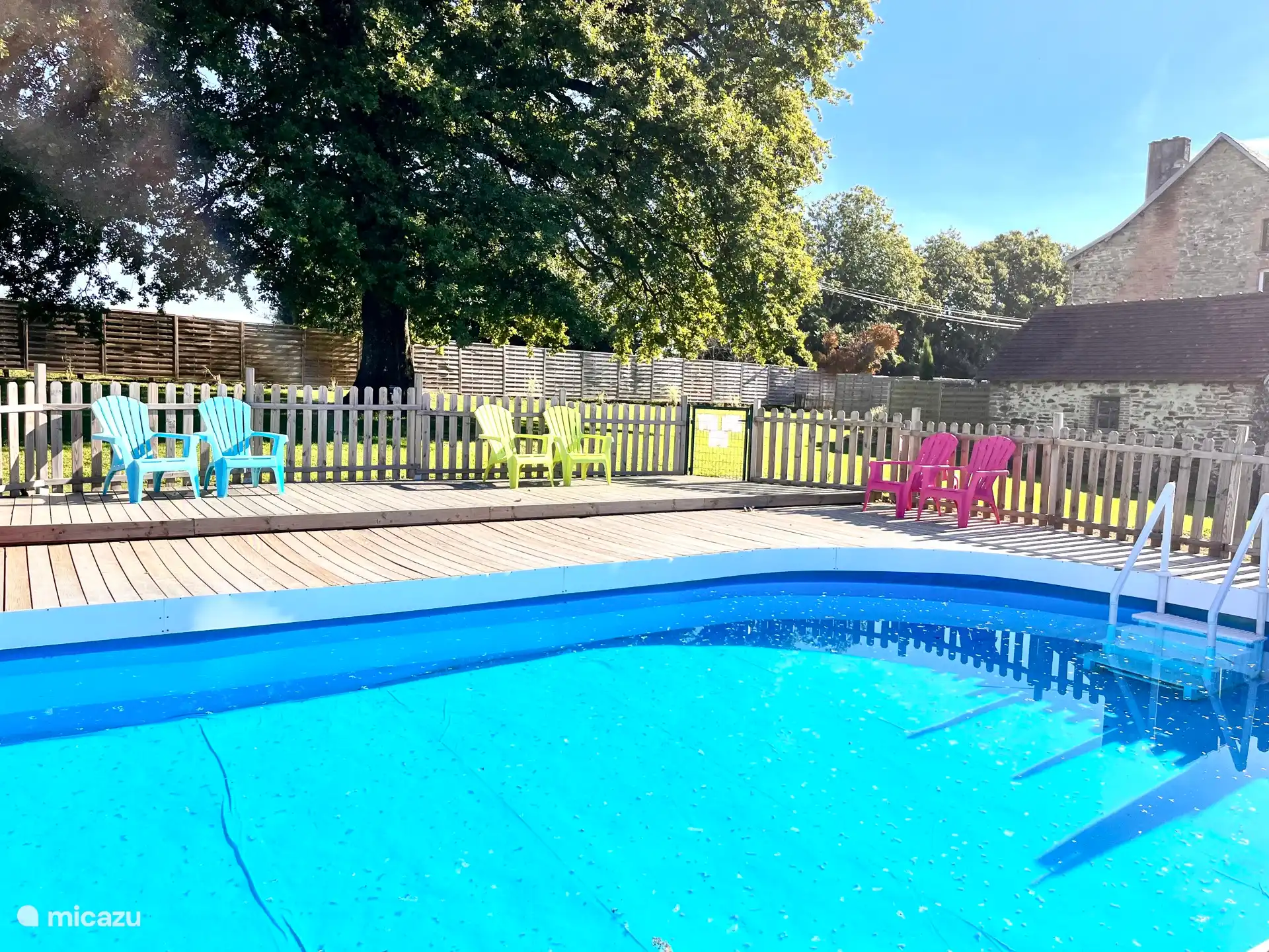 La piscine est opérationnelle de juin à septembre (chauffée par des ampoules solaires).