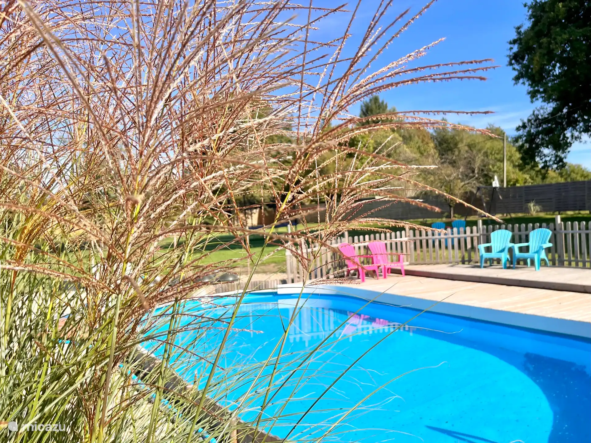 La piscine est opérationnelle de juin à septembre (chauffée par des ampoules solaires).