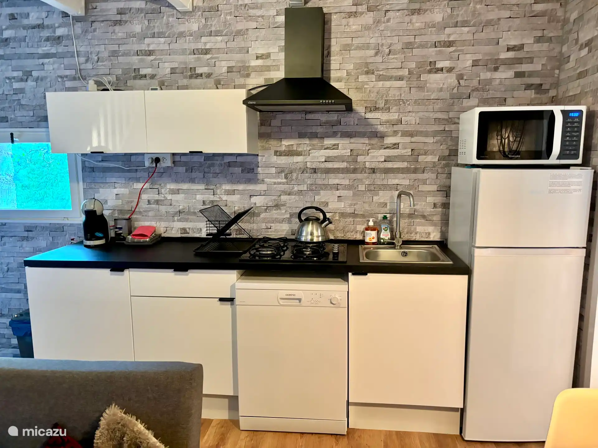 Maison CouCou II. Cuisine entièrement équipée avec lave-vaisselle, réfrigérateur avec compartiment congélateur séparé, combiné micro-ondes / four et une machine à café Dolce Gusto.