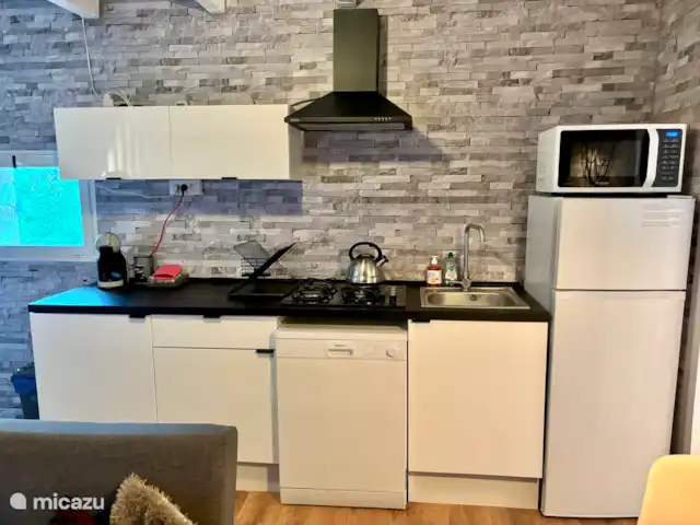 Maison CouCou 2 | France, Dordogne, Jumilhac-le-Grand - gîte / cottage Maison CouCou II. Cuisine entièrement équipée avec lave-vaisselle, réfrigérateur avec compartiment congélateur séparé, combiné micro-ondes / four et une machine à café Dolce Gusto.