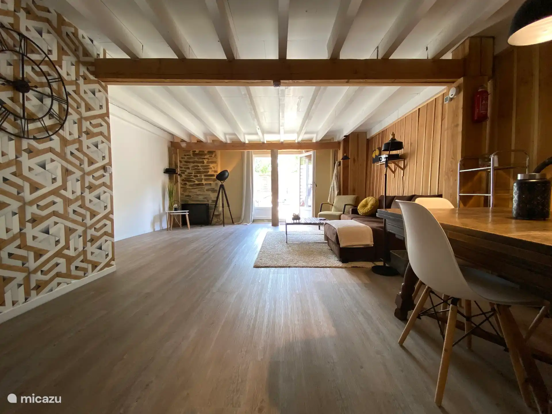 Le salon de la Maison 4 est agréable et spacieux avec un sol (PVC) renouvelé !