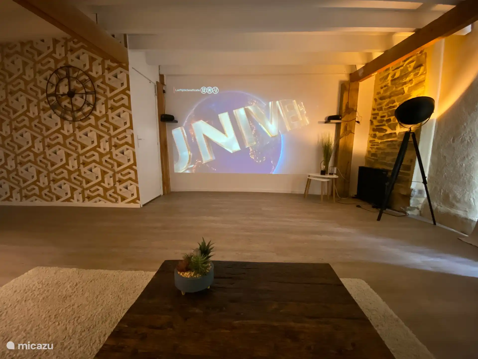 À la Maison CouCou IV, vous pouvez regarder la télévision dans un format particulièrement grand. Regardez la télévision néerlandaise via NL Ziet ou regardez Netflix.