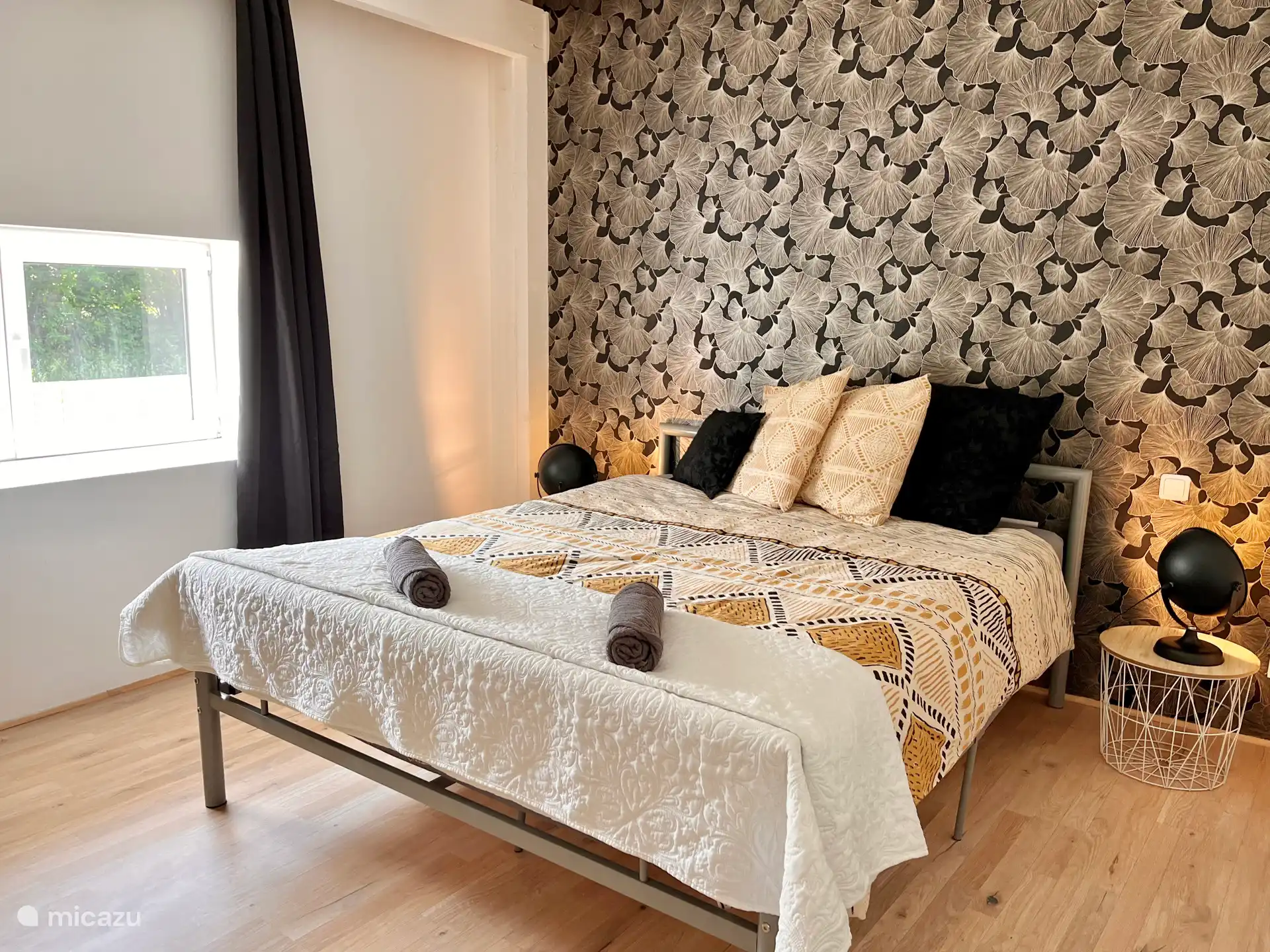 La chambre parentale avec grand lit double (160x200).