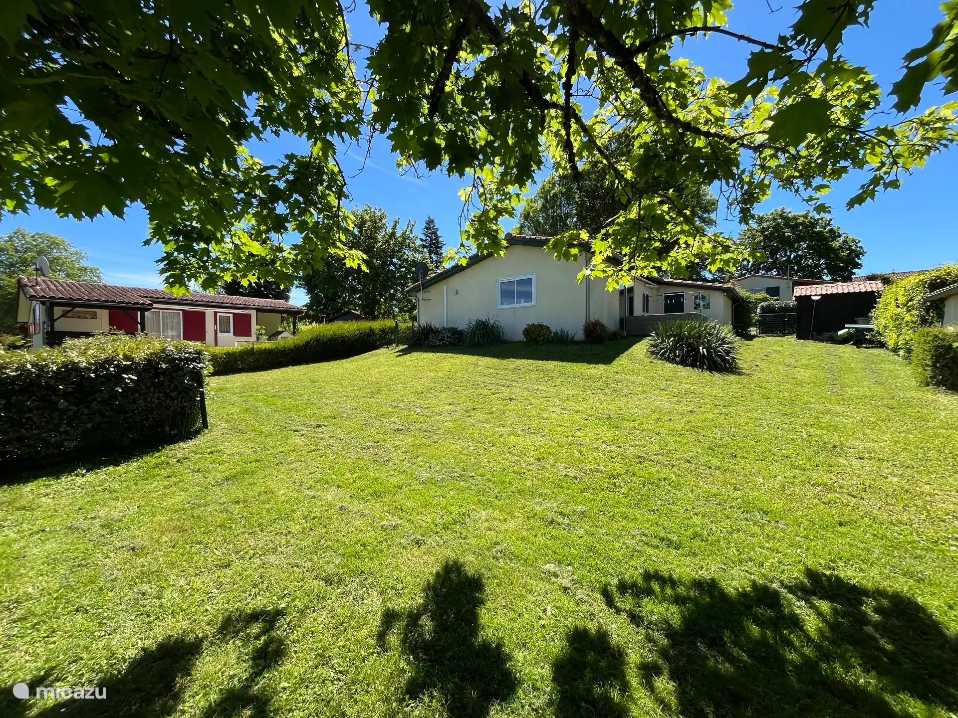 Foto vanuit uiterste hoek achtertuin. 