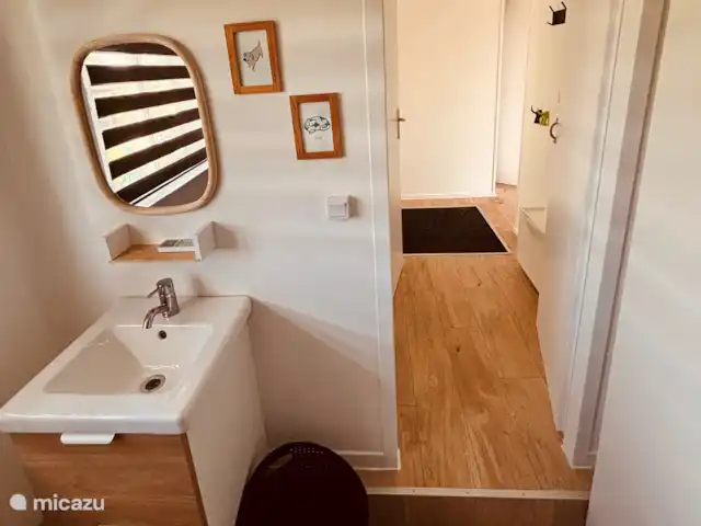 Château Corma | France, Charente, Écuras - maison de vacances Lavabo 3ème chambre donnant sur le hall.