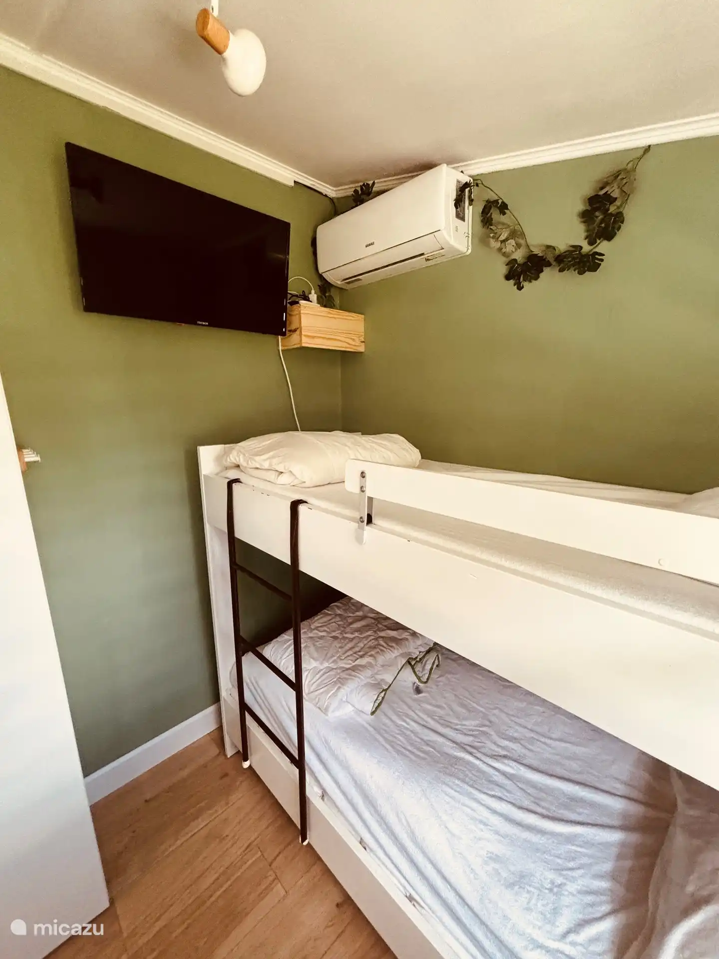 Kinderkamer / 3e slaapkamer met stapelbed, TV met chromecast, eigen wastafelmeubel en airco