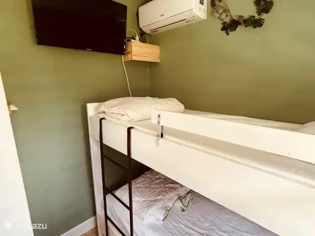 Château Corma | France, Charente, Écuras - maison de vacances Chambre d’enfants / 3ème chambre avec lits superposés, TV avec chromecast, lavabo privé et climatisation