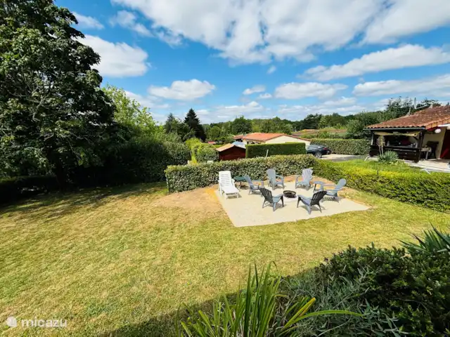 Château Corma | France, Charente, Écuras - maison de vacances Deuxième terrasse à l’arrière du jardin