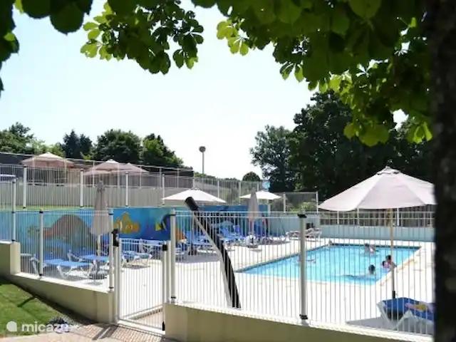 Château Corma | France, Charente, Écuras - maison de vacances Piscine chauffée pour enfants / pataugeoire avec transats et parasols.