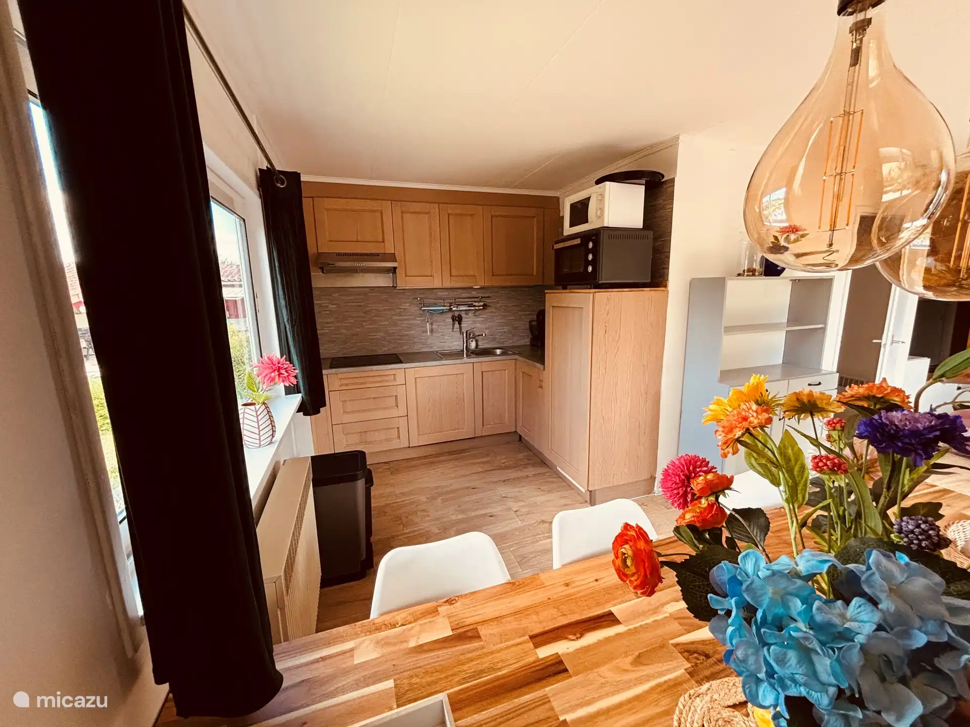 Keuken gezien vanuit de eetkamer