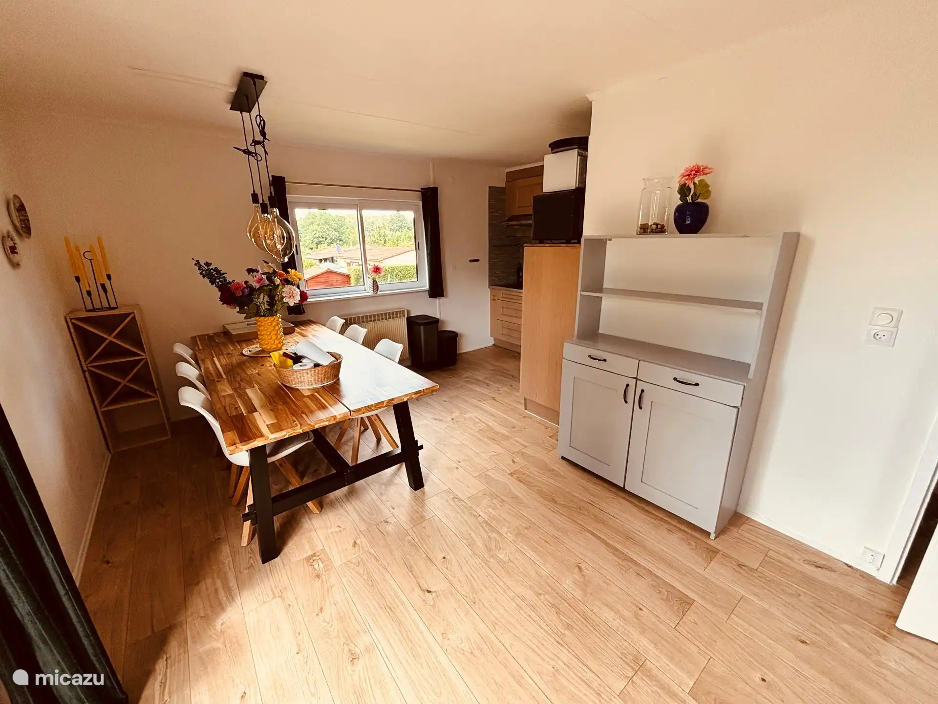 Eetkamer met open keuken