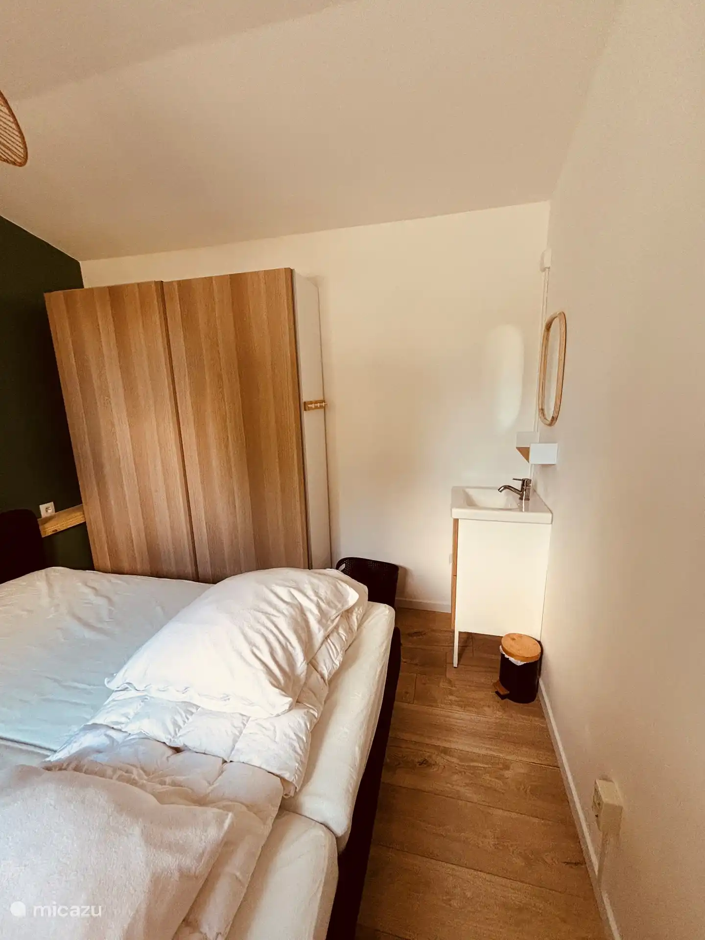 Hoofdslaapkamer met eigen wastafelmeubel en airco