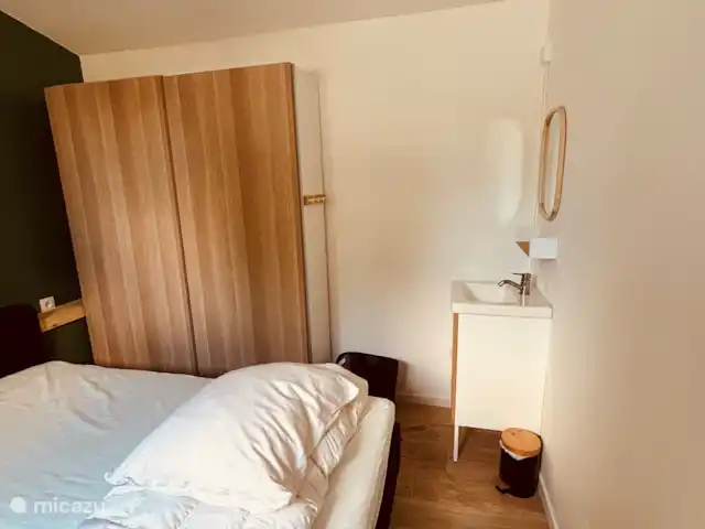 Château Corma | France, Charente, Écuras - maison de vacances Chambre principale avec son propre lavabo et climatisation