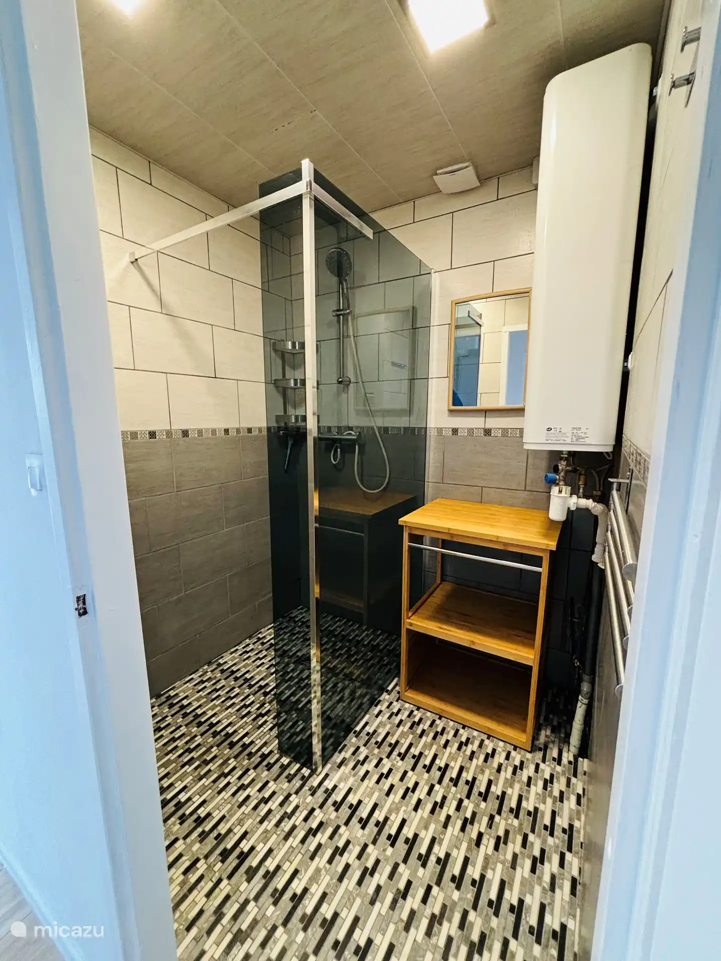 Ruime badkamer sinds kort voorzien van een regendouche en handdouche combinatie