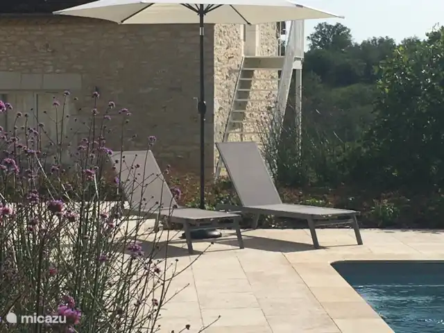 Maison Bonnecoste B&B - Suite 1 | France, Lot, Calès (Lot) - chambres d'hôtes Se détendre au bord de la piscine