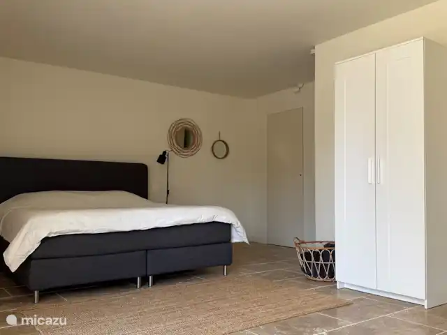 Maison Bonnecoste B&B - Suite 1 | France, Lot, Calès (Lot) - chambres d'hôtes Chambre en bas à gauche de la grange avec vue sur la piscine