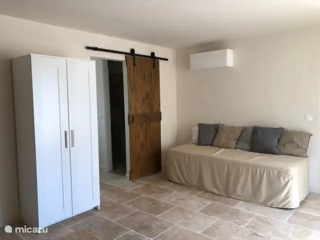 Maison Bonnecoste B&B - Suite 1 | France, Lot, Calès (Lot) - chambres d'hôtes Chambre en bas à gauche de la grange avec vue sur la piscine