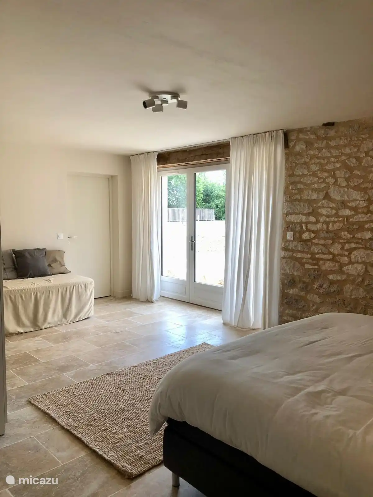 Zimmer unten links in der Scheune mit Blick auf den Pool