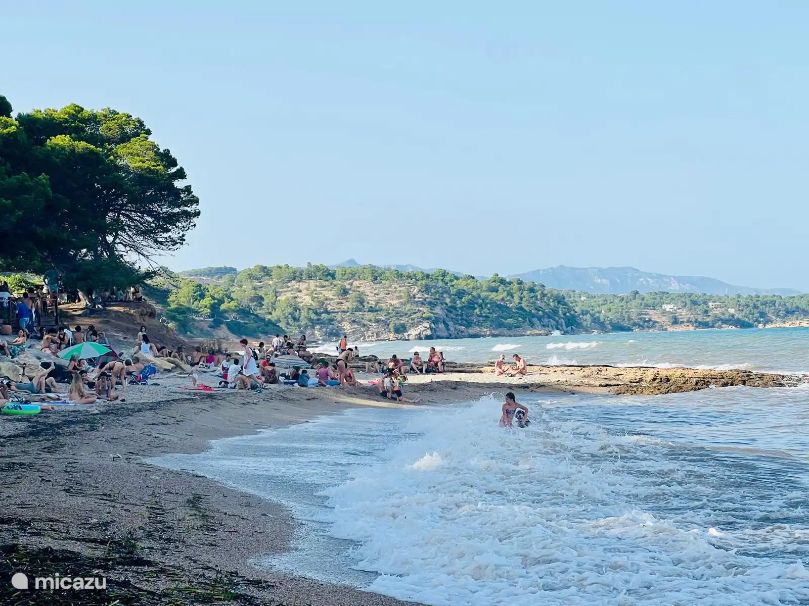 Platja Sta Llucia est l’un de nos favoris. Plage de pierre et de sable et un chiringuito tout l’été avec beaucoup de musique live et de DJ