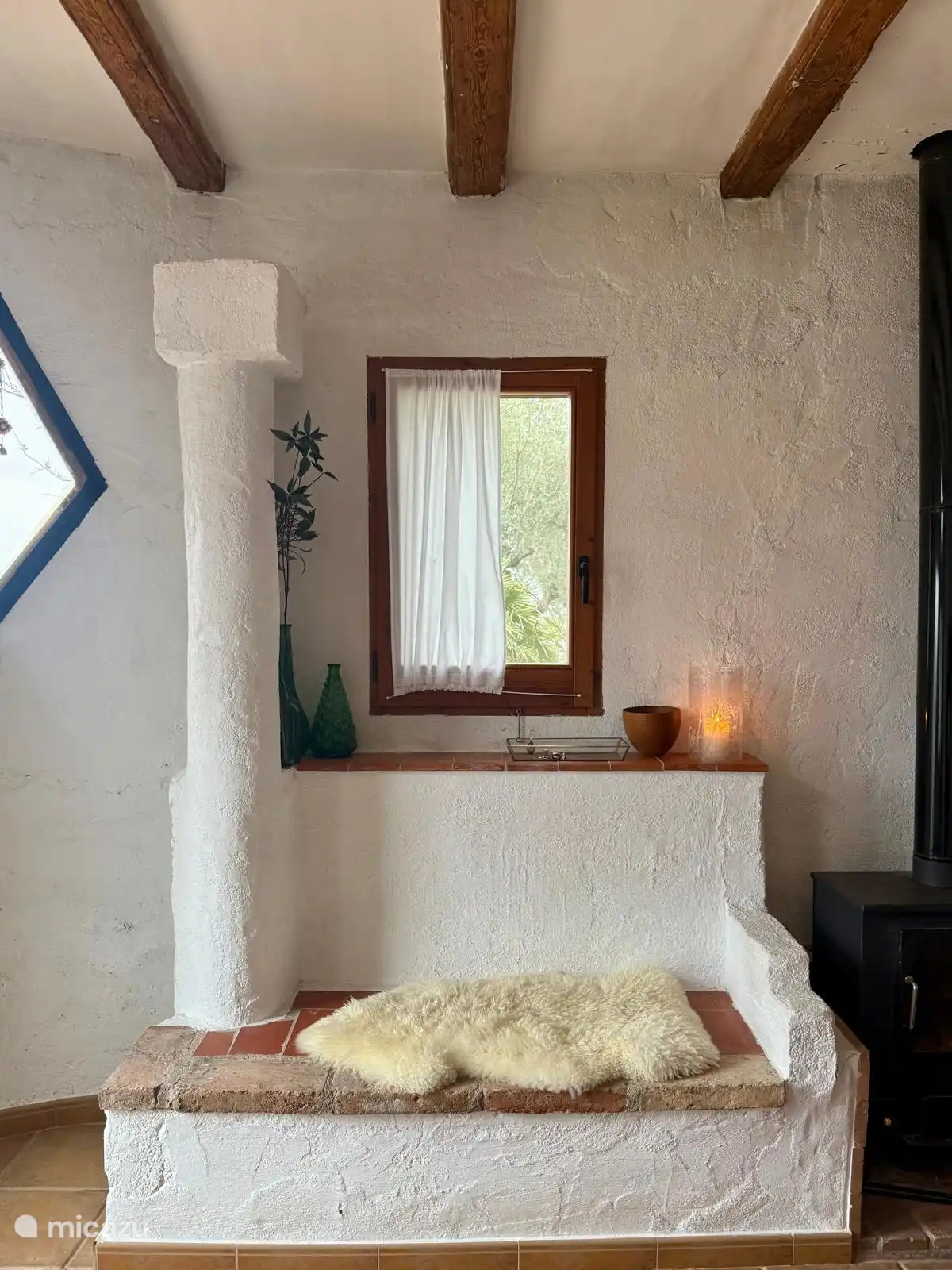 Un autre coin agréable dans le studio avec des rideaux faits maison. Agréable à côté du poêle.