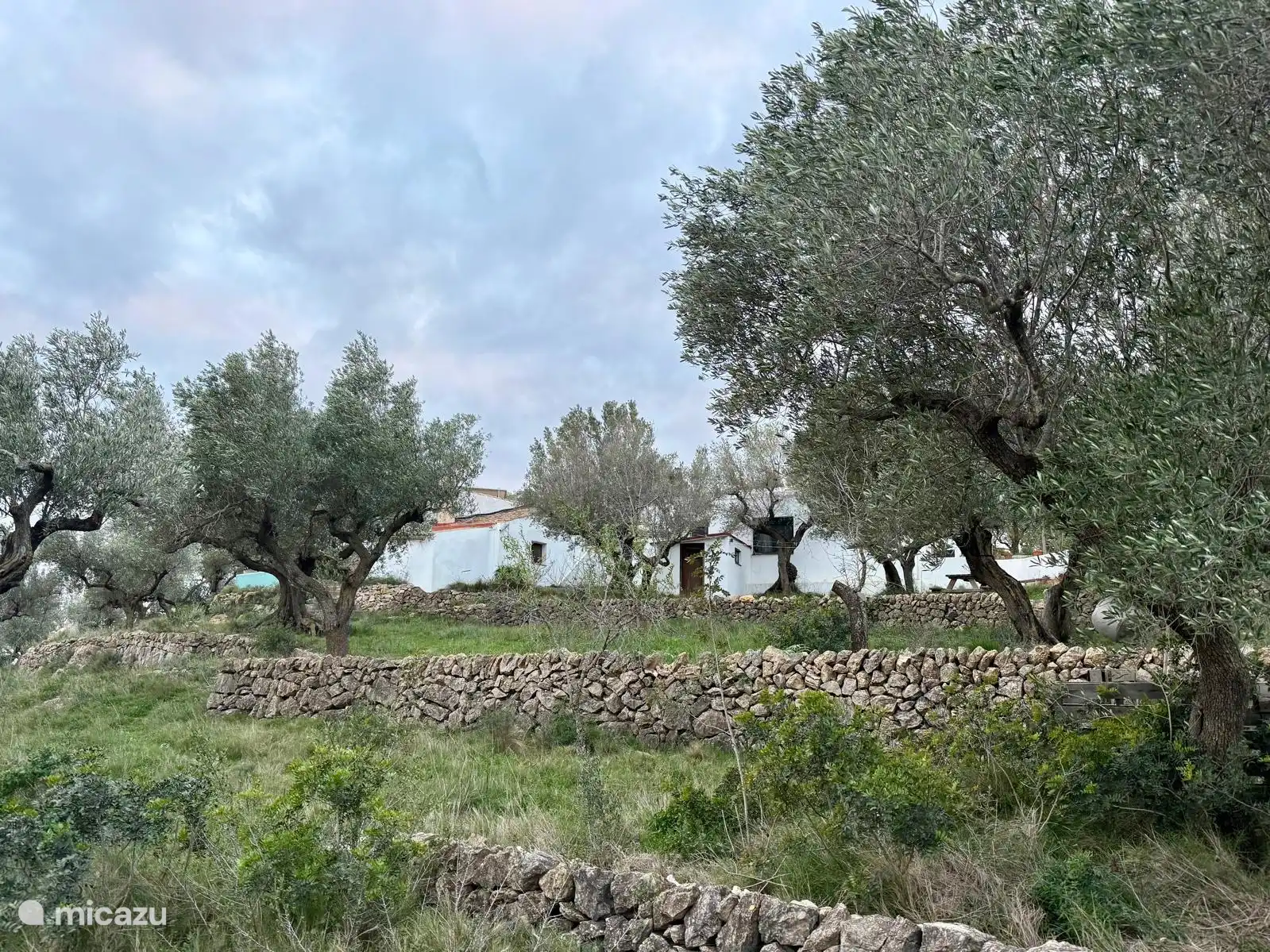 Notre maison est presque impossible à photographier dans son intégralité tant elle est allongée. En voici une vue depuis le potager