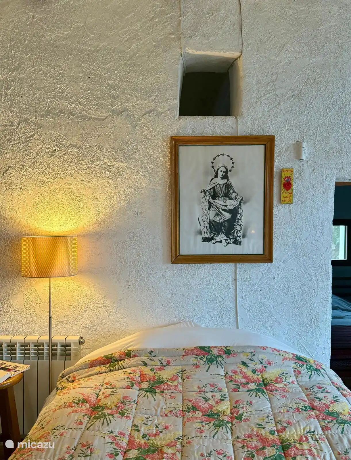 Le studio est la deuxième chambre qui est directement adjacente à la première chambre. Nous avons des bibelots de voyages précédents et des environs