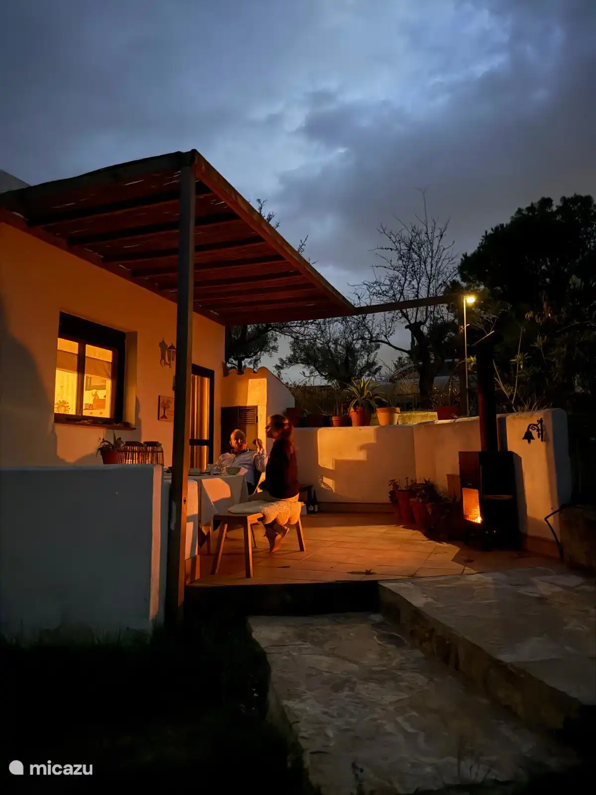 Une belle cuisinière/bbq/four à l’extérieur sur la terrasse