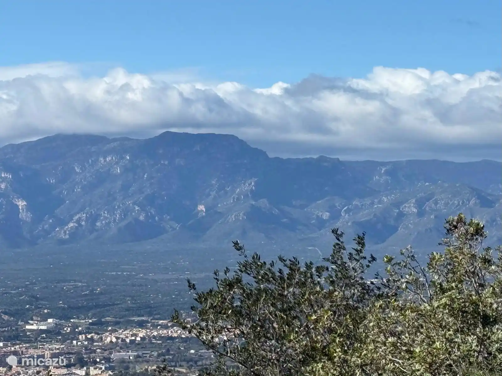Vue sur Tortosa et Els Ports depuis notre terrasse sur le toit