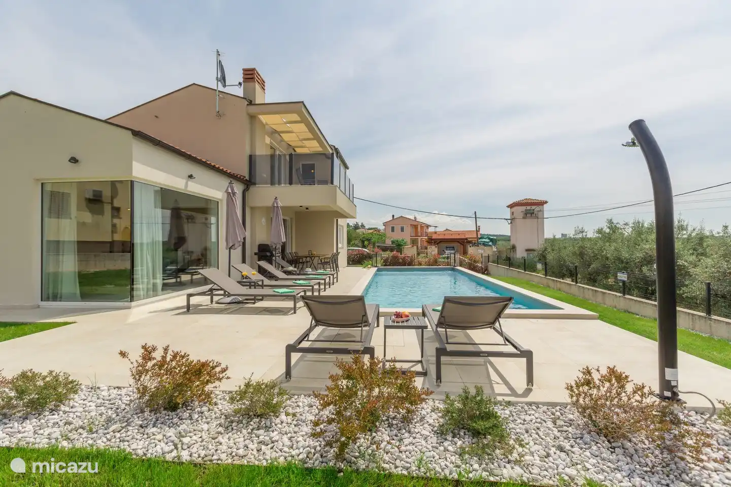 Terrasse + Swimmingpool