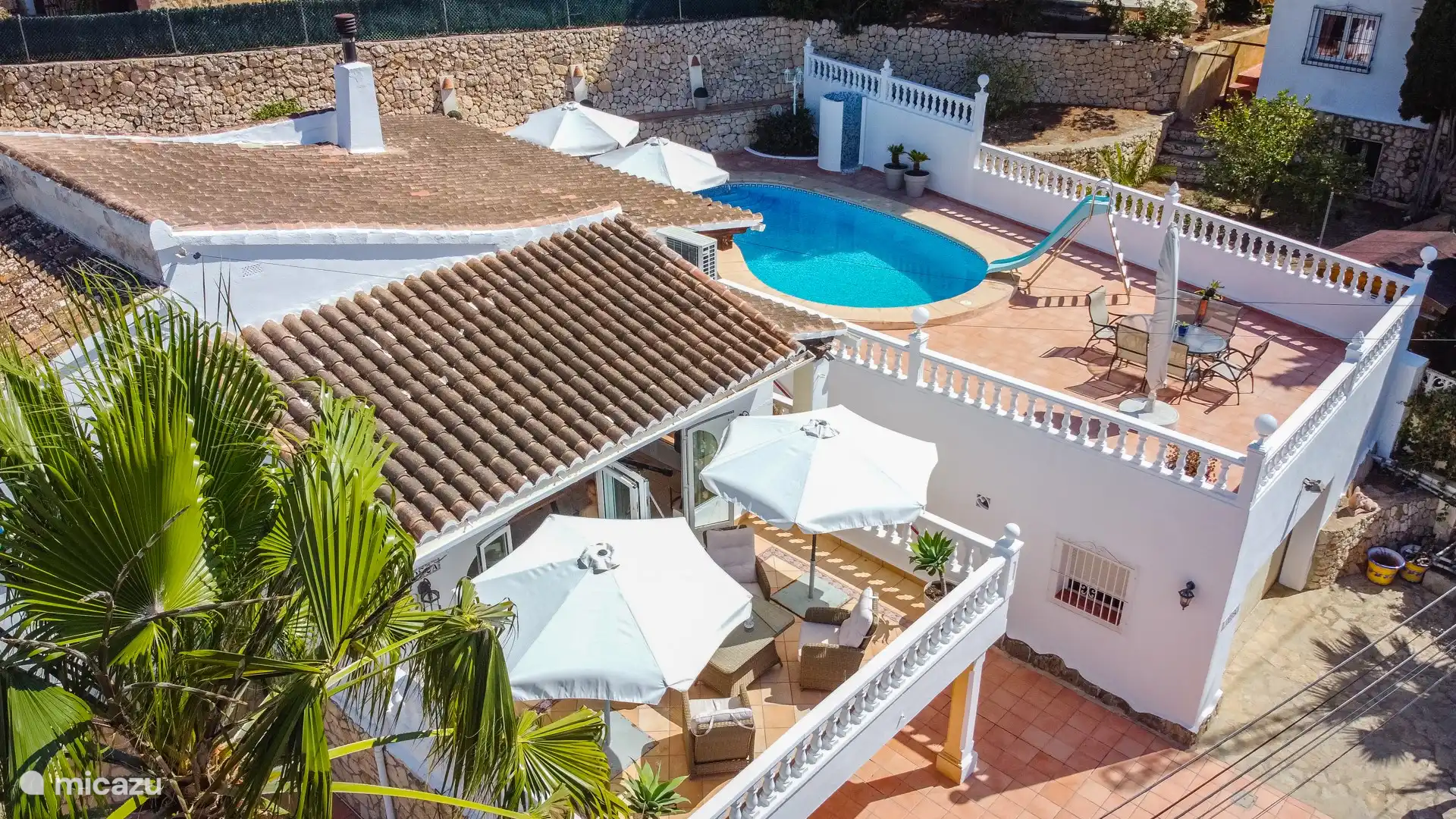 Villa und Garten/Terrasse im Freien