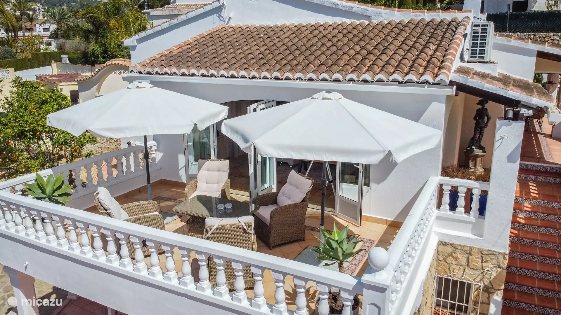 Terrasse im Obergeschoss in der Nähe des Wohnzimmers