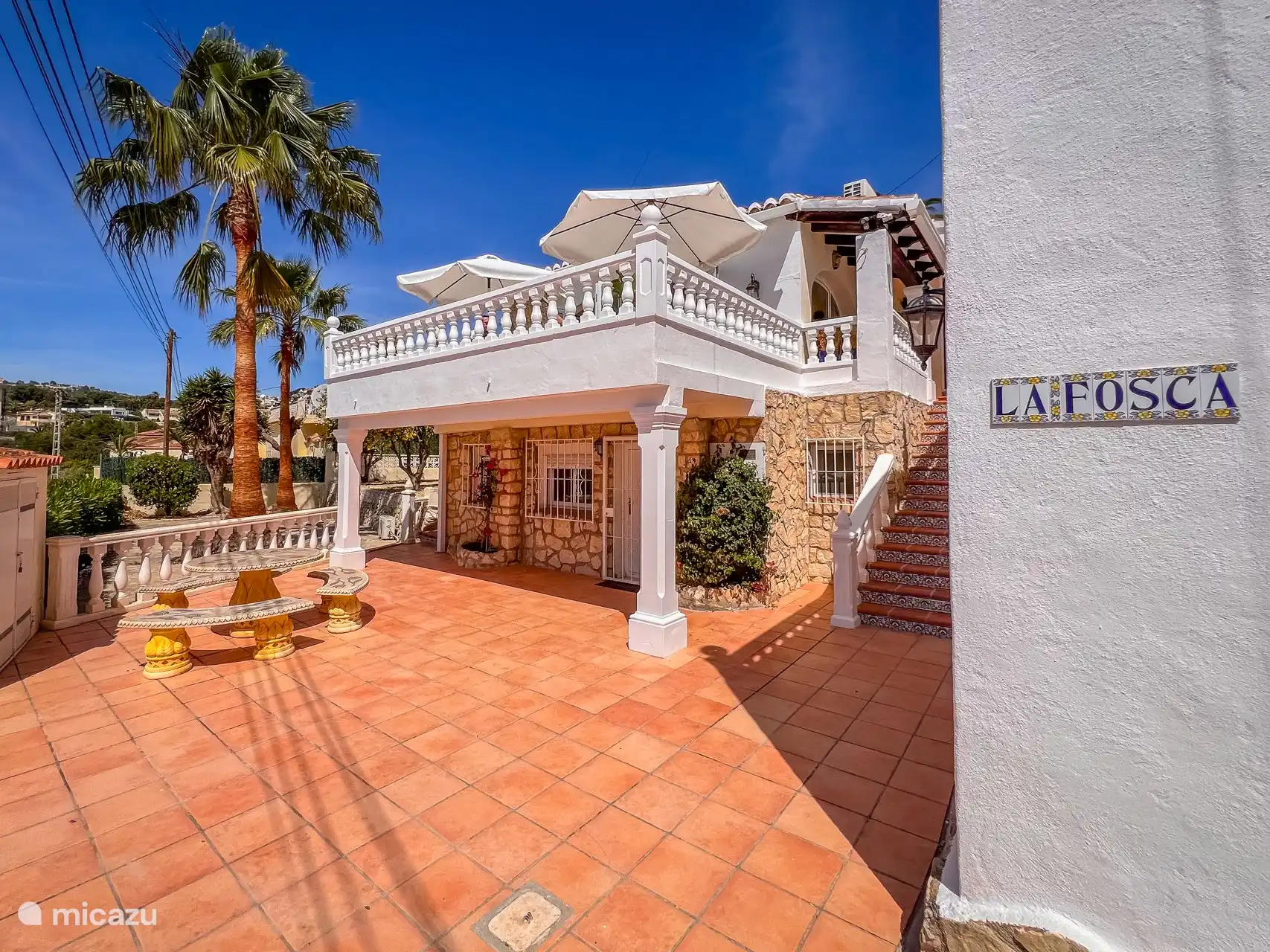 Eingang mit Parkplatz