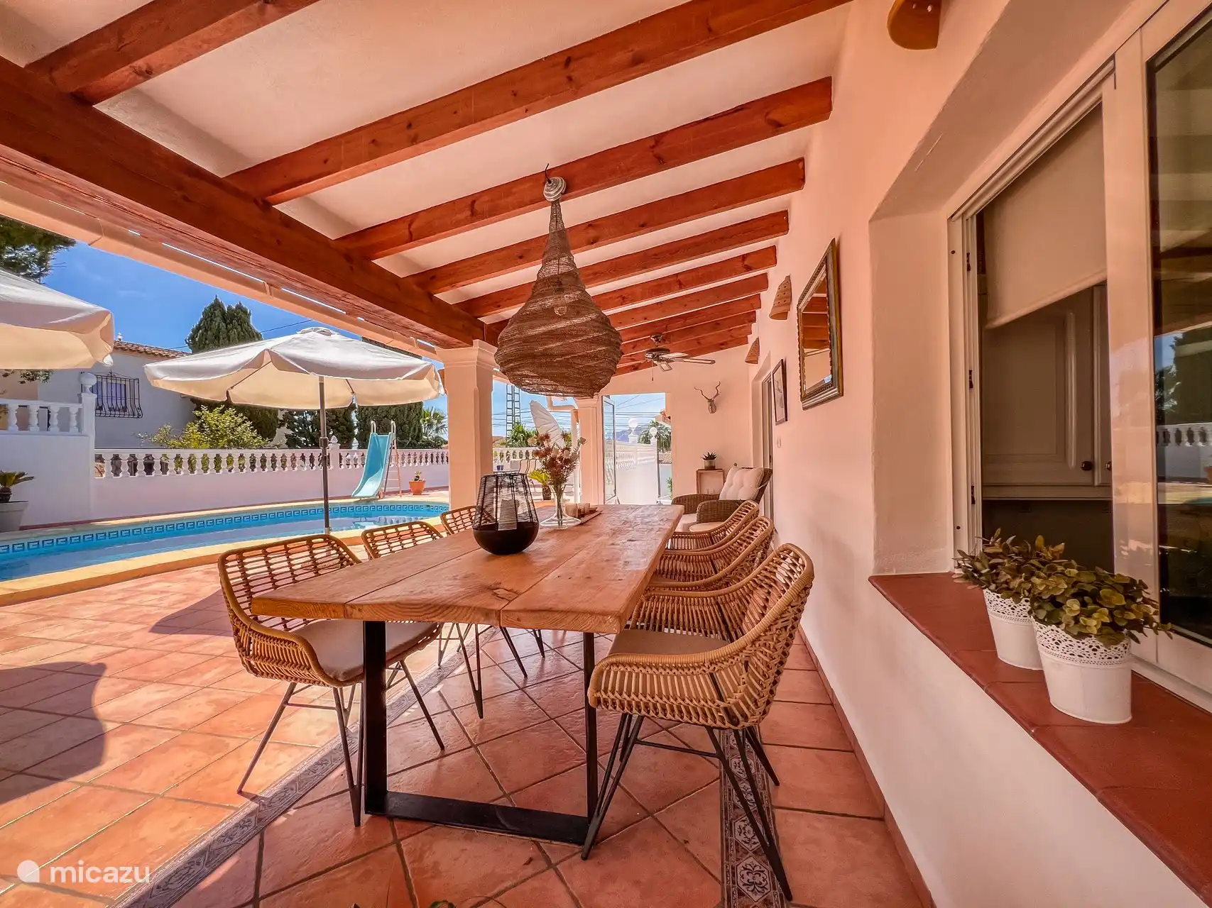 Überdachte Terrasse mit Blick auf den Pool