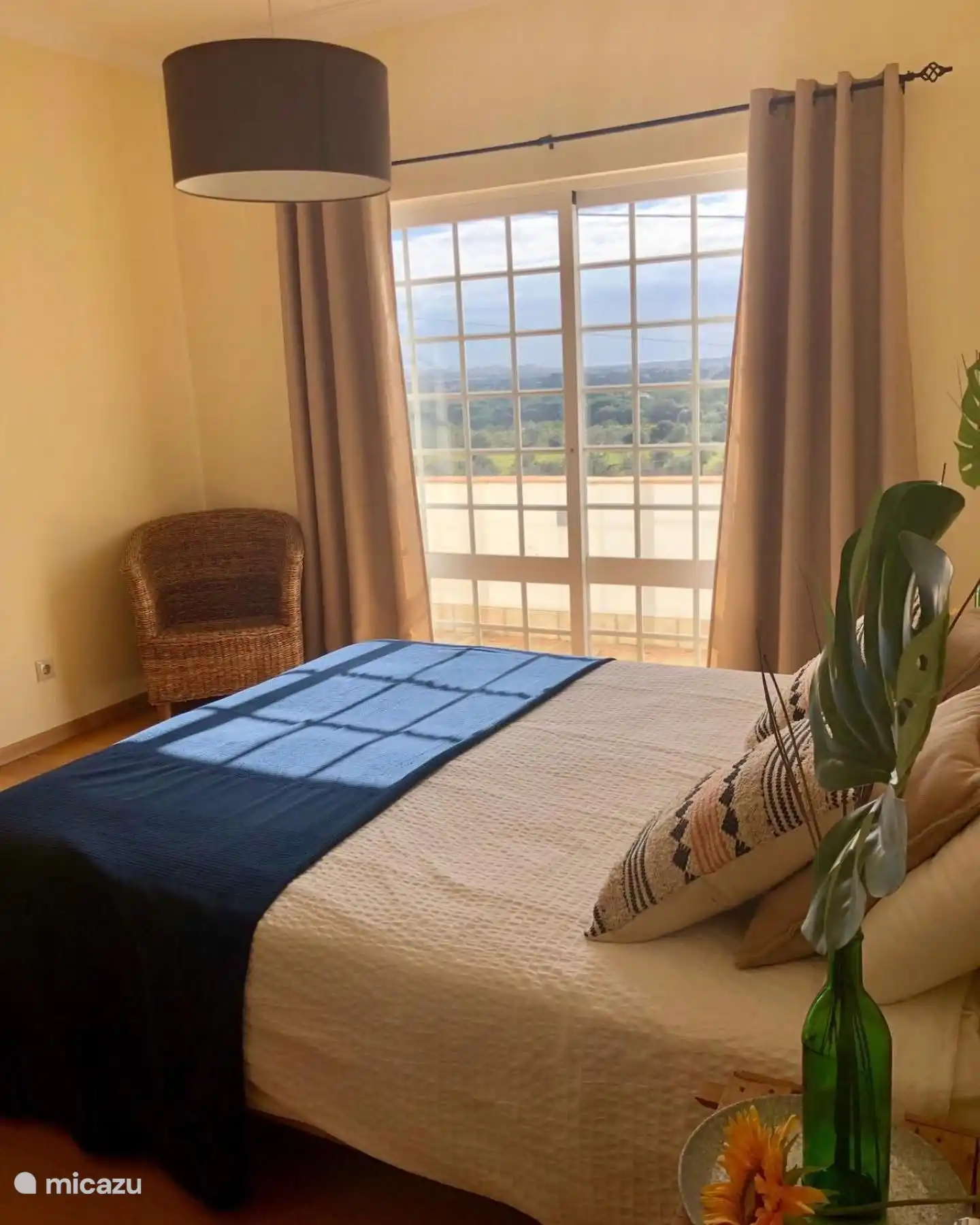 Un dormitorio en planta alta con balc&#243;n con vista al mar