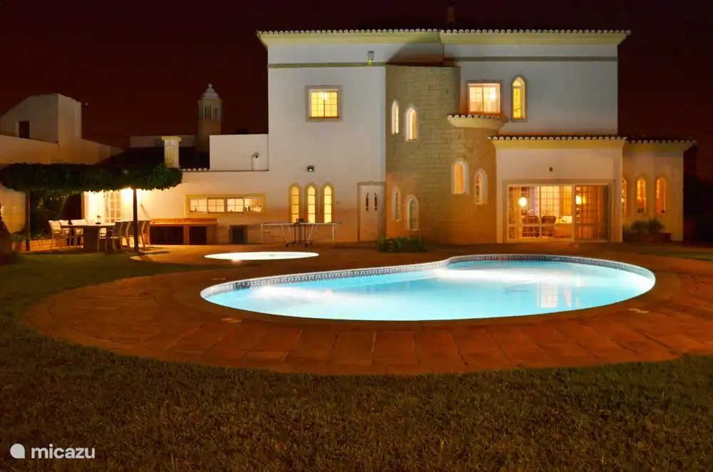 La casa por la noche