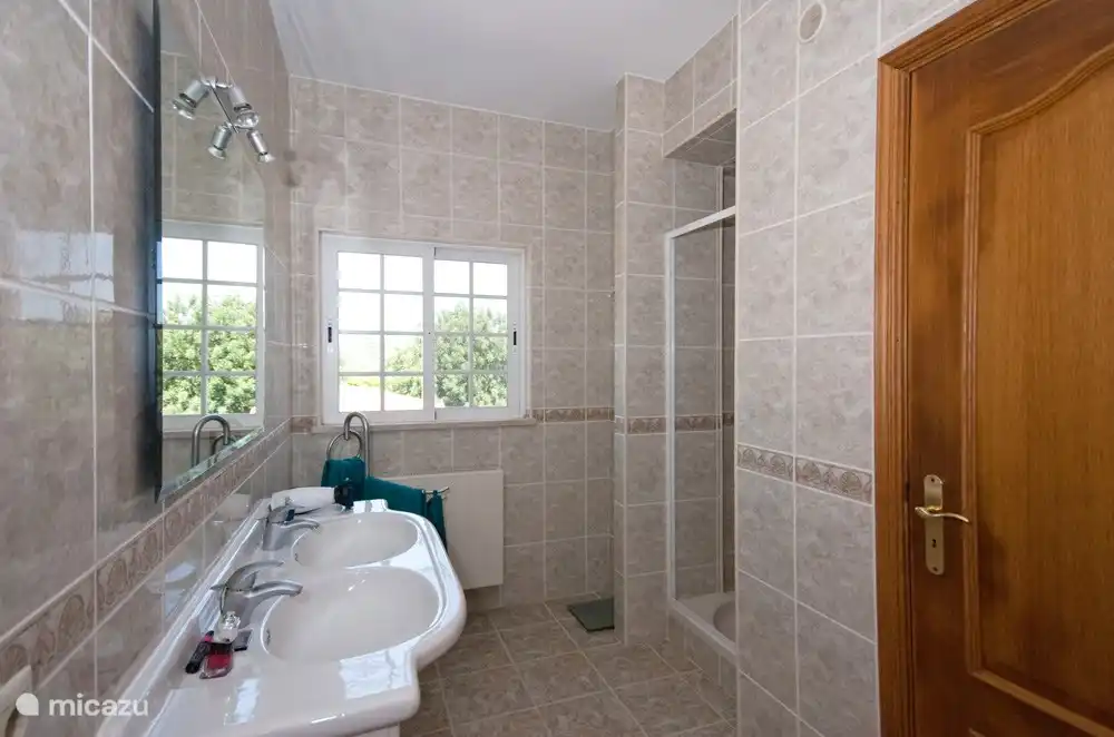 Uno de los ba&#241;os de arriba